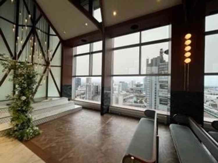 新都心駅から徒歩5分以内の都心の景色を見渡せる高層階のチャペルで、曇天でしたが、日の光は十分入ります