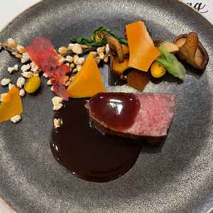 試食会のメイン料理。お肉が柔らかく、秋をイメージした盛り付けも美しく、お野菜も美味しかった。