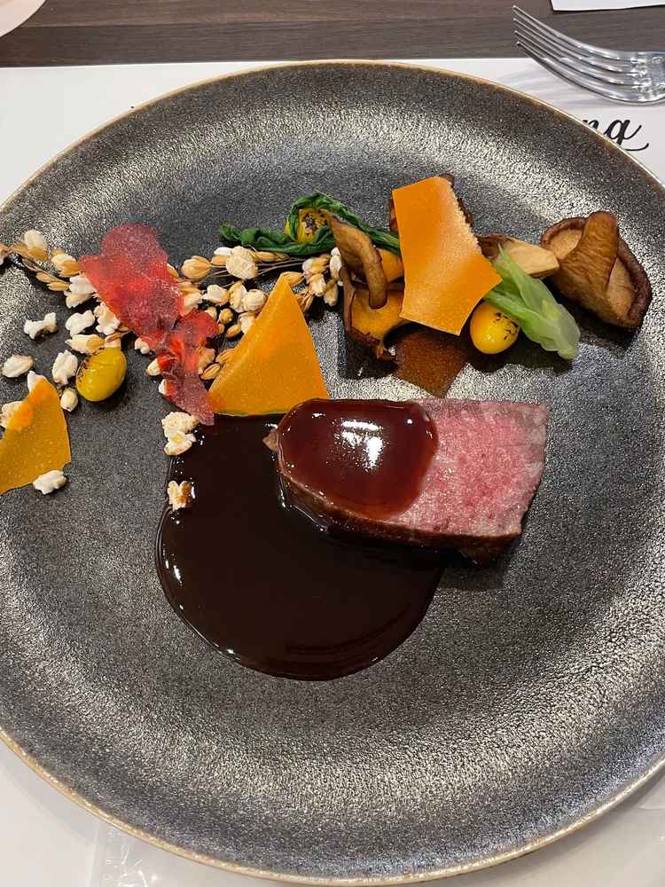 試食会のメイン料理。お肉が柔らかく、秋をイメージした盛り付けも美しく、お野菜も美味しかった。