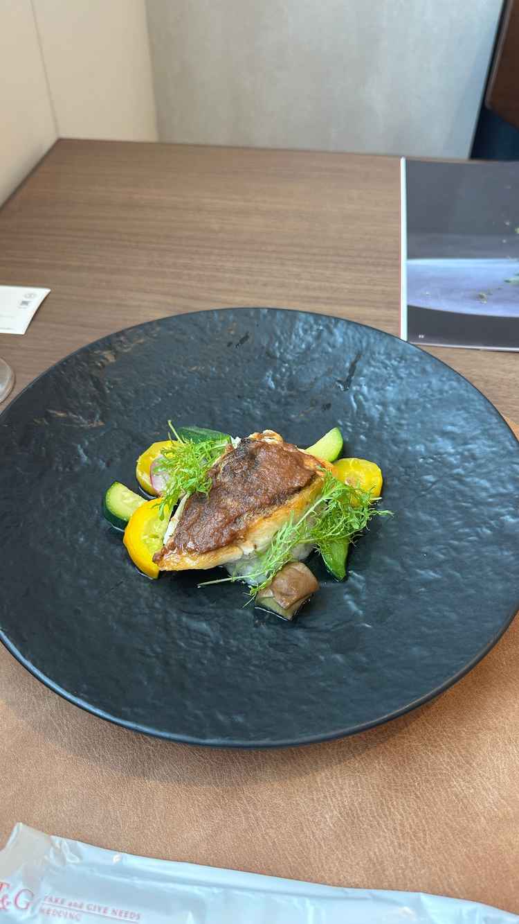 試食した魚料理は鯛です。野菜も美味しくて、さっぱりしたひと皿です。