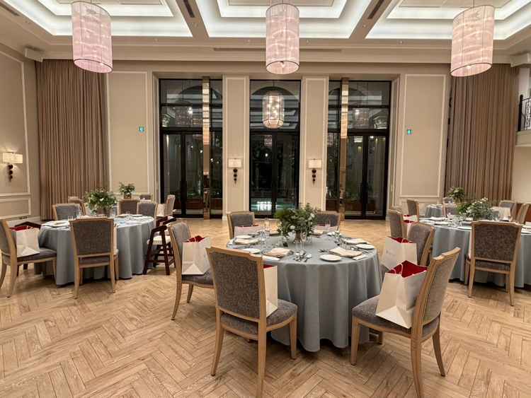 披露宴会場を着座の視点で撮った写真