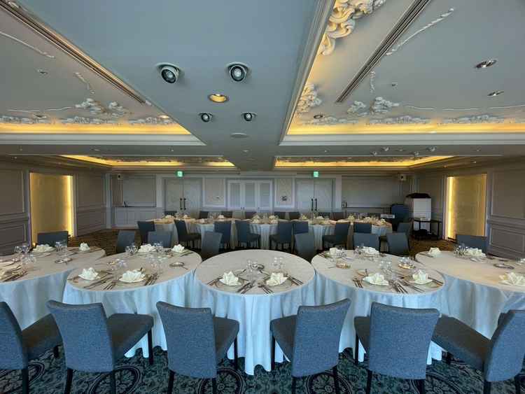 某パークの裏側が望めるコンパクトな披露宴会場。パーク好きなら。