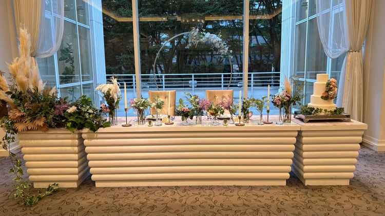 披露宴会場の新郎新婦テーブルの背景には、定禅寺通りの緑もみえて素敵でした。