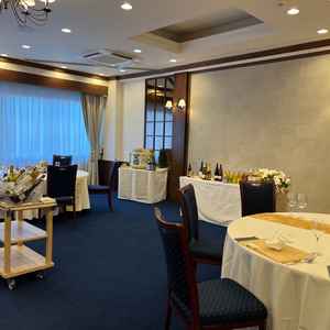 披露宴会場「結の間」で試食をいただきました。40名まで収容可能で少人数での披露宴にも対応可能です。