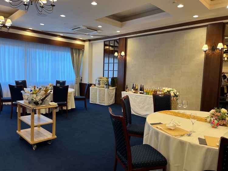 披露宴会場「結の間」で試食をいただきました。40名まで収容可能で少人数での披露宴にも対応可能です。