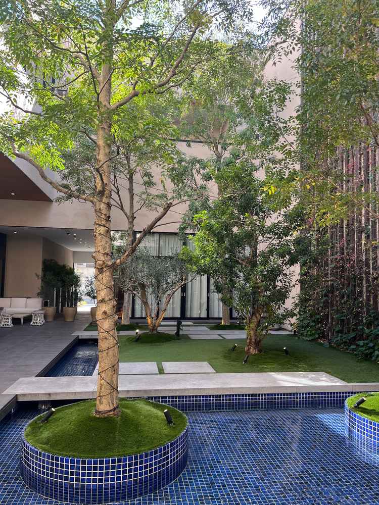 披露宴会場の隣にあるガーデンとプール。見学時は天気も良くとても綺麗だった。