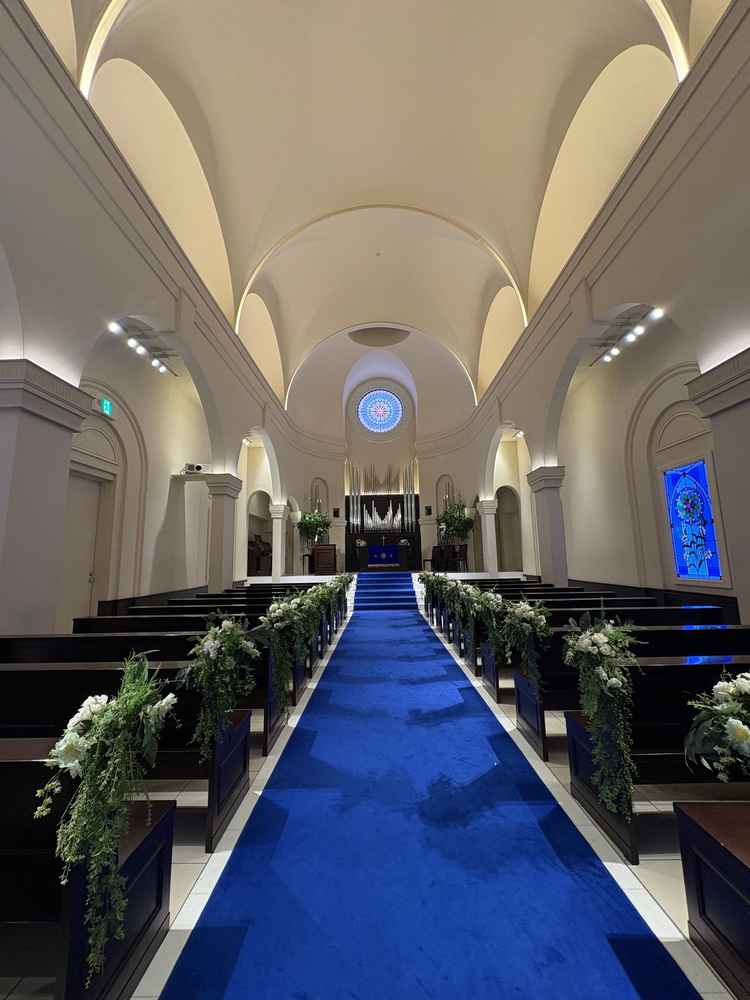 印象的なチャペル。ライトで全体を暗くも出来、ライトで主役だけを照らすことも出来るそうです。