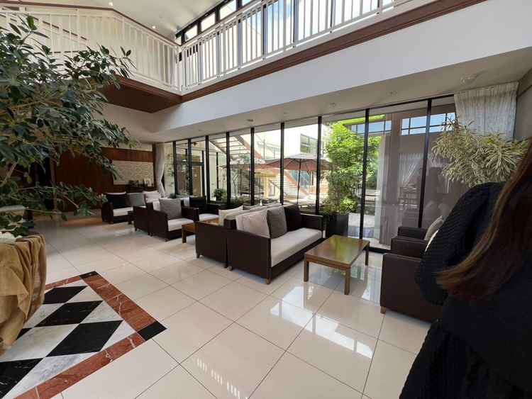 入口入ったところすぐのゲストの方が待つスペースです。