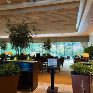 朝一番の式だと式前に庭園をバックにラウンジで写真が撮れるとのことです。