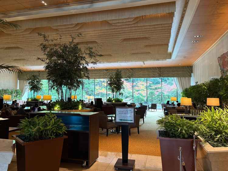 朝一番の式だと式前に庭園をバックにラウンジで写真が撮れるとのことです。