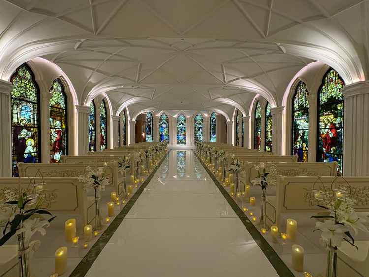 事前の下調べ以上の挙式会場でした。全天候型にも関わらず圧迫感がなく、神聖な雰囲気でした。