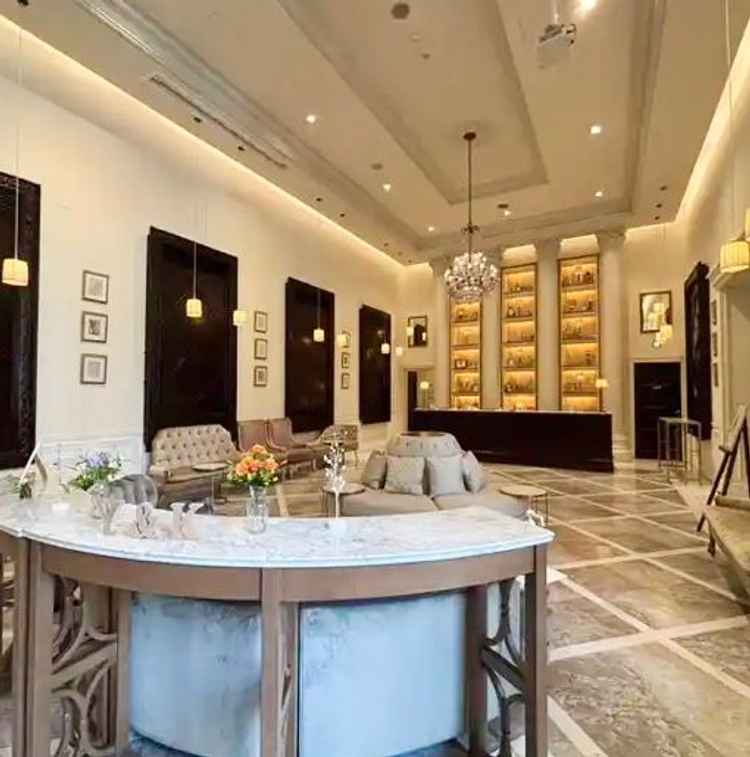 待合のスペースの広さも問題なし。横にプールがある。