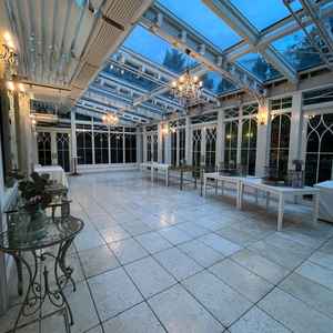 同じくフランス館のインナーガーデン。雨が降っても緑がよく見える場所でのパーティーができる。