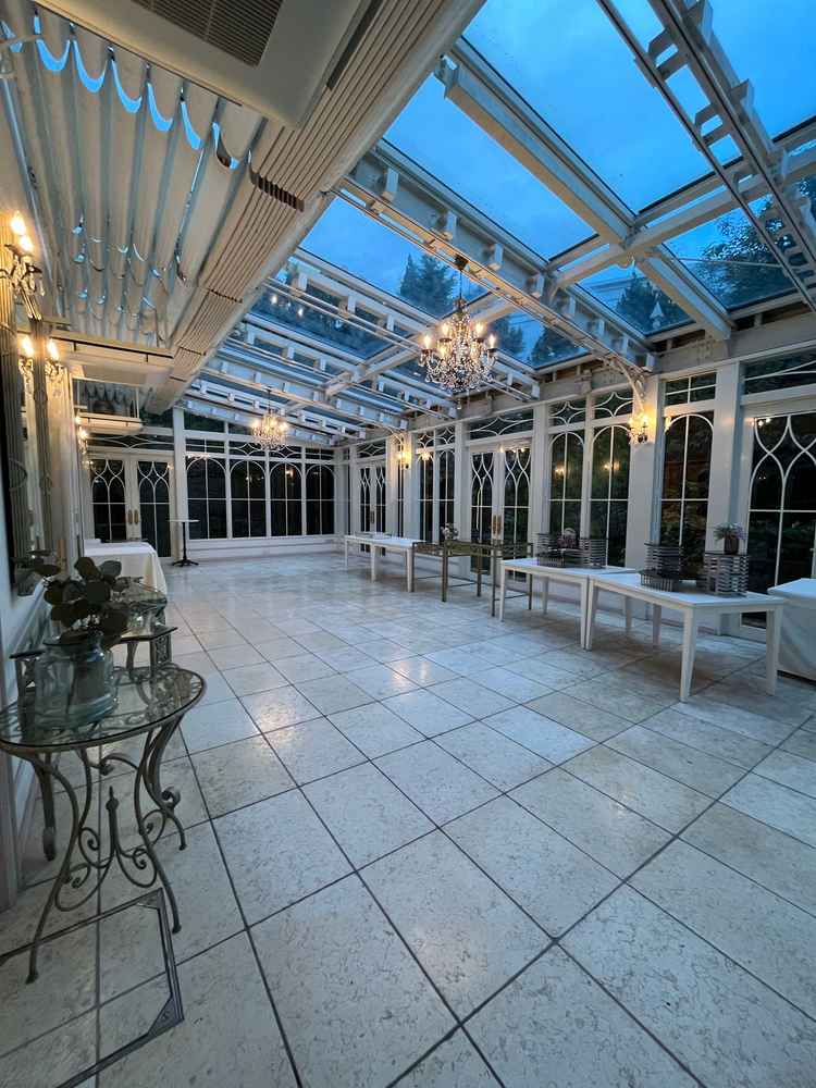 同じくフランス館のインナーガーデン。雨が降っても緑がよく見える場所でのパーティーができる。