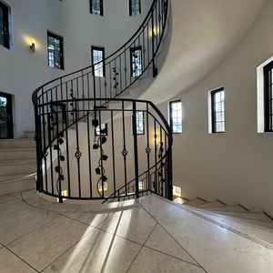 曲線の階段が美しく、上品な印象を受けました。