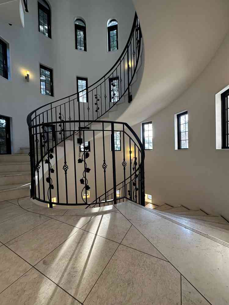 曲線の階段が美しく、上品な印象を受けました。