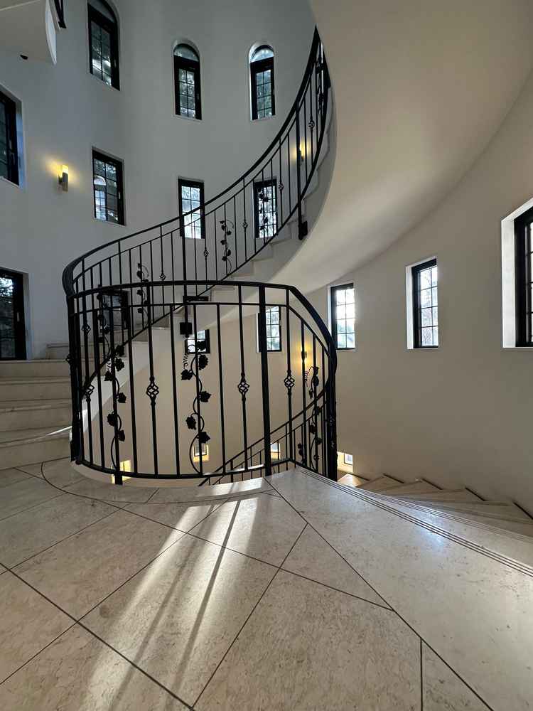 曲線の階段が美しく、上品な印象を受けました。