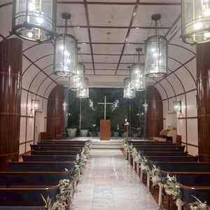 船をモチーフにした温かみのある空間で、外に広がる庭の緑も美しく、非常に落ち着いた雰囲気でした。