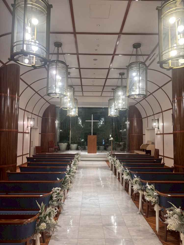 船をモチーフにした温かみのある空間で、外に広がる庭の緑も美しく、非常に落ち着いた雰囲気でした。