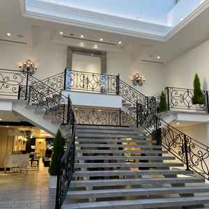 式場後に通る大階段。フラワーシャワーで使われることが多いそうです。