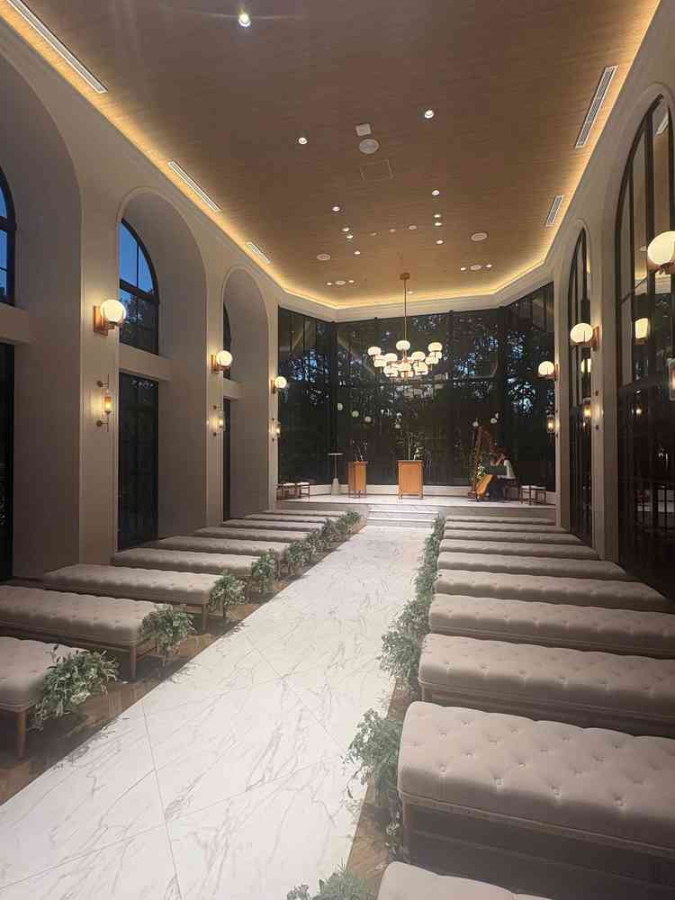 チャペル。ハープの演奏付き。リニューアルして鏡張りになってより開放感。