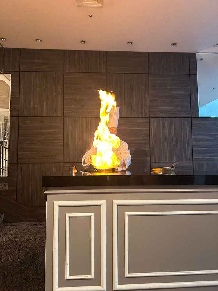 お肉を目の前でフランベしてくれる演出。当日取り入れたら盛り上がりそうだと思った。