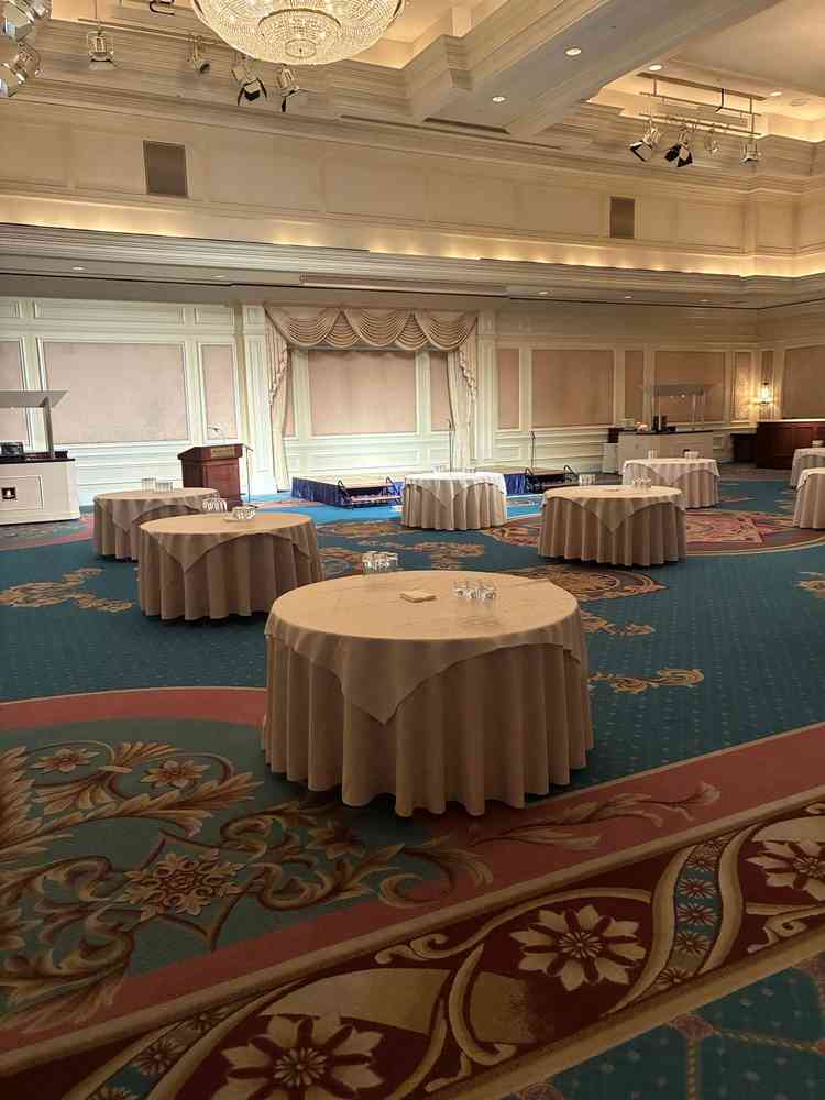 天井が高く開放感があり、装飾やコーディネート次第で様々な雰囲気にアレンジできる会場だと感じました。