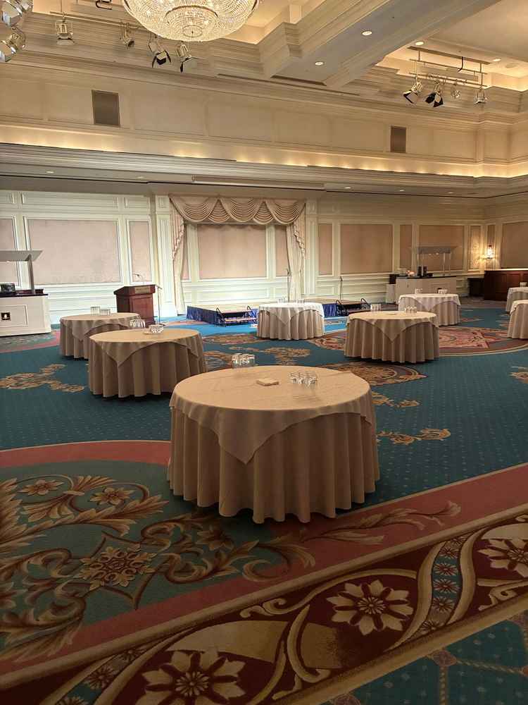 天井が高く開放感があり、装飾やコーディネート次第で様々な雰囲気にアレンジできる会場だと感じました。