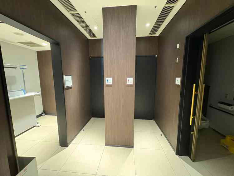 各階にお手洗い、喫煙所がある