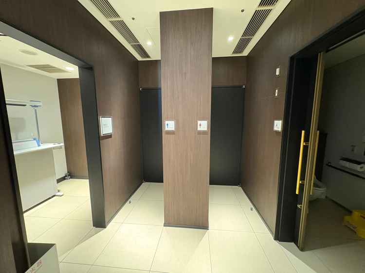 各階にお手洗い、喫煙所がある