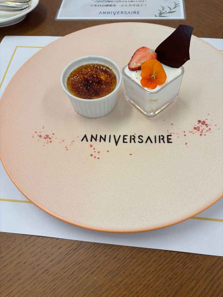 デザートプレート。当日にウェディングケーキにできるショートケーキ美味しかったです。