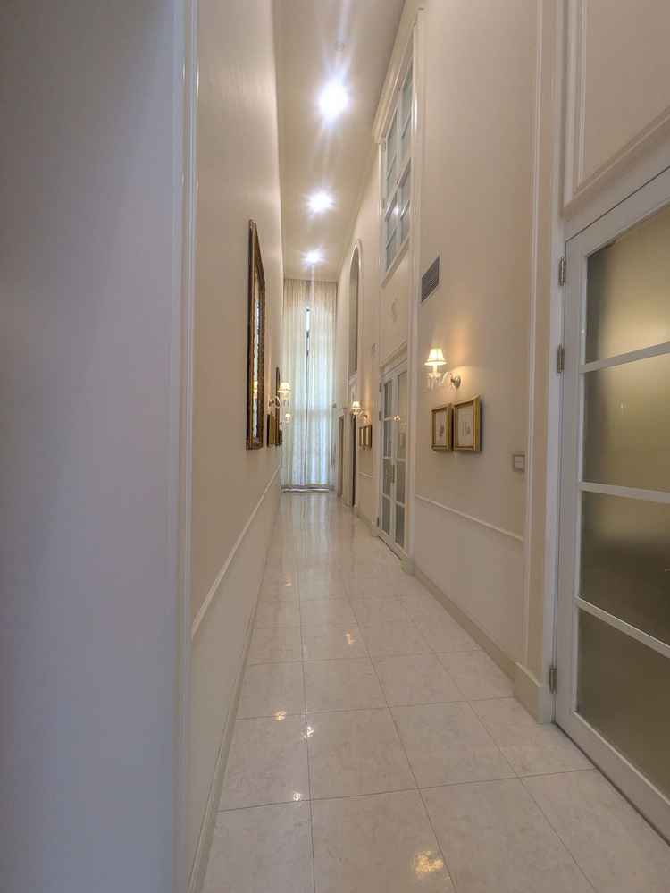 チャペルと控室の間の廊下は天井が高く、狭さを感じない作りでした。