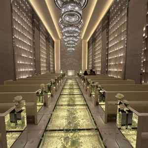 結婚式と同じ条件になるように入場させてもらいました。扉が開くと同時に音楽のサビが流れて感動しました。