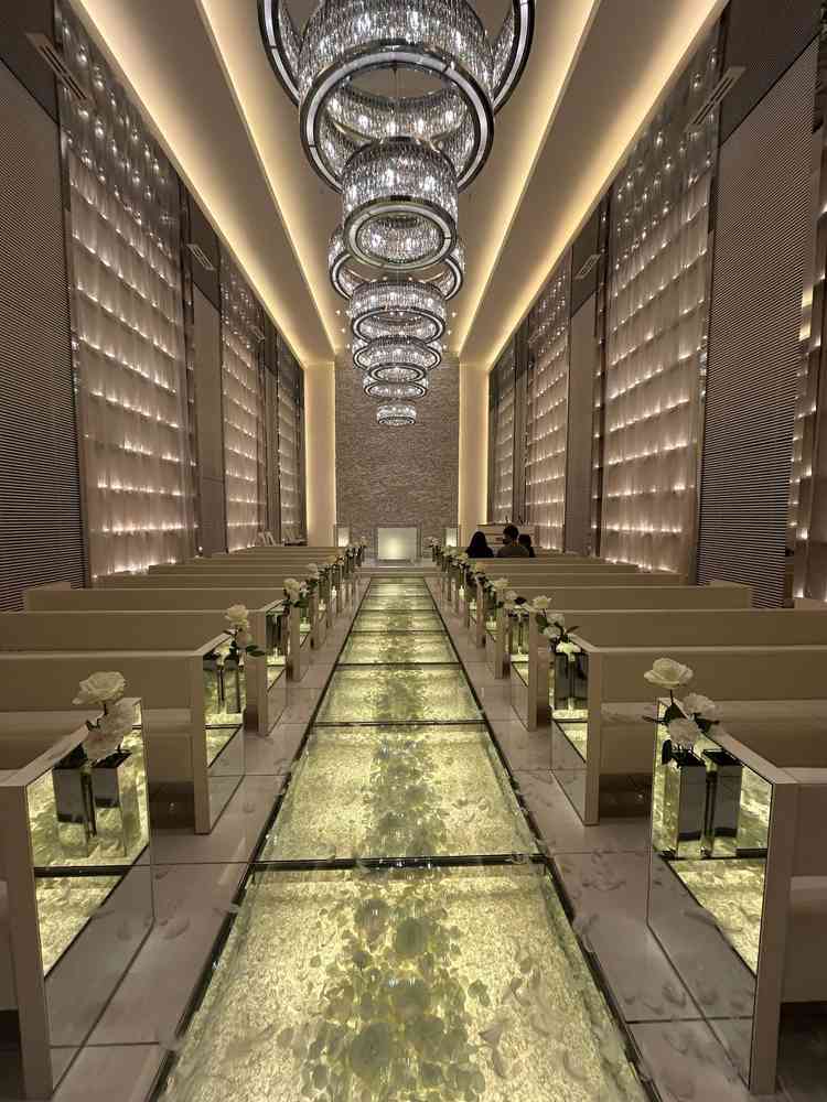 結婚式と同じ条件になるように入場させてもらいました。扉が開くと同時に音楽のサビが流れて感動しました。