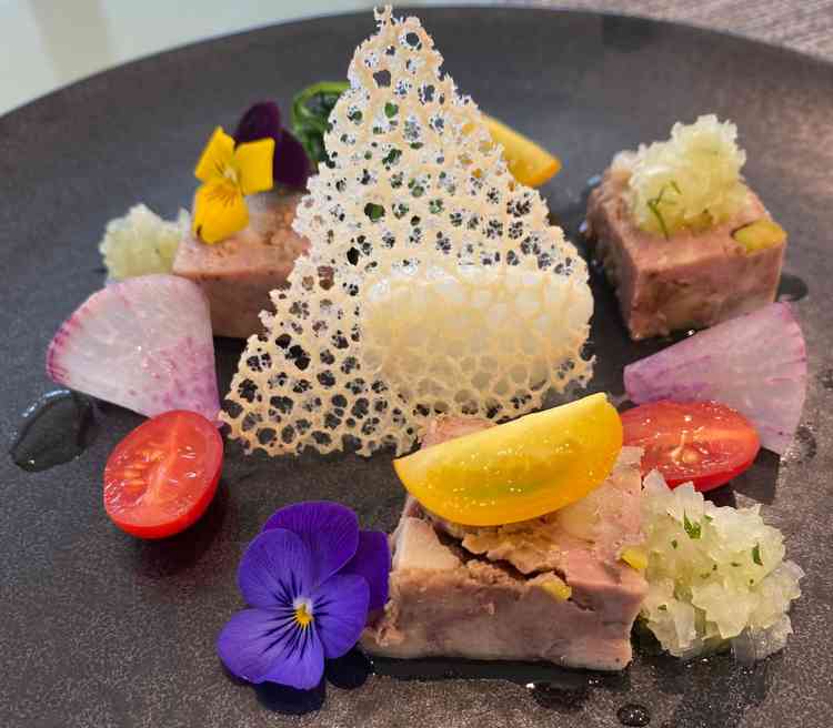 前菜　お花が飾ってあって料理の説明もしてくれた