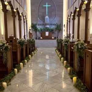 挙式会場。ナチュラルとモダンが融合した、ハイセンスなチャペルでした。