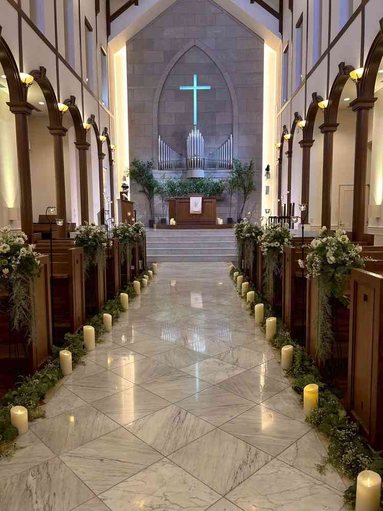 挙式会場。ナチュラルとモダンが融合した、ハイセンスなチャペルでした。