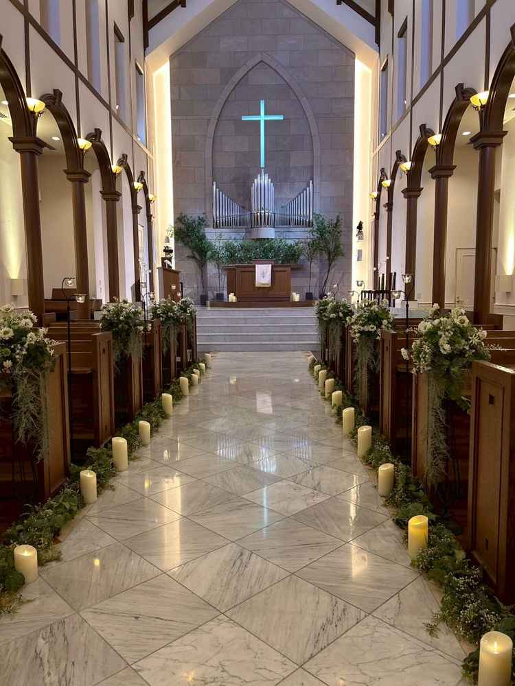 挙式会場。ナチュラルとモダンが融合した、ハイセンスなチャペルでした。