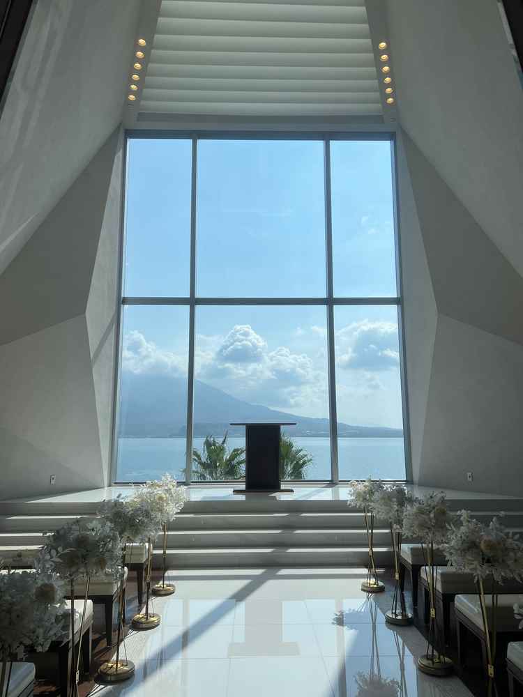 チャペルは様々な挙式スタイルに対応していて、雨天時の写真を見る限り、天候を気にせずできそうだと思った