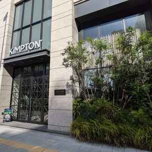 新宿駅からやや遠く感じたものの、建物の外観はとても綺麗に整備されていました。