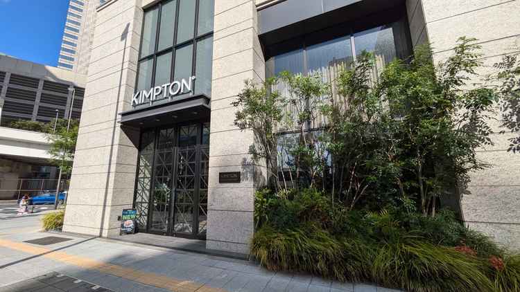 新宿駅からやや遠く感じたものの、建物の外観はとても綺麗に整備されていました。