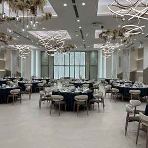 9月にリニューアルされた会場。こちらはナチュラルで白と金基調。階段はガラス張りでドレスが綺麗に見える