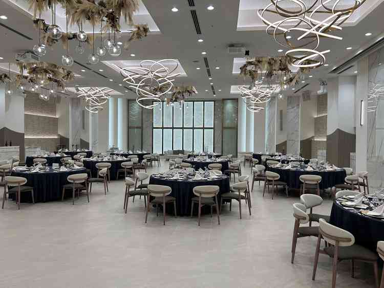 9月にリニューアルされた会場。こちらはナチュラルで白と金基調。階段はガラス張りでドレスが綺麗に見える