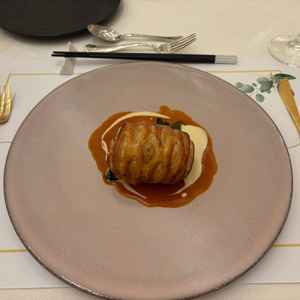 コース料理の試食では、アニベルセルで人気のヒラメのパイ包みを頂きました。