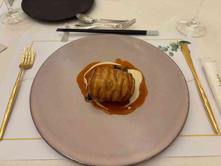 コース料理の試食では、アニベルセルで人気のヒラメのパイ包みを頂きました。