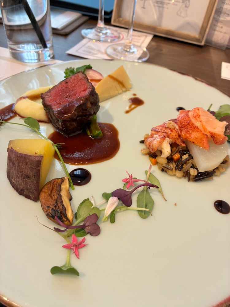 試食プレート。フレンチの中にも柚木風味など和を感じられ、とても美味しかった。お肉も上質。