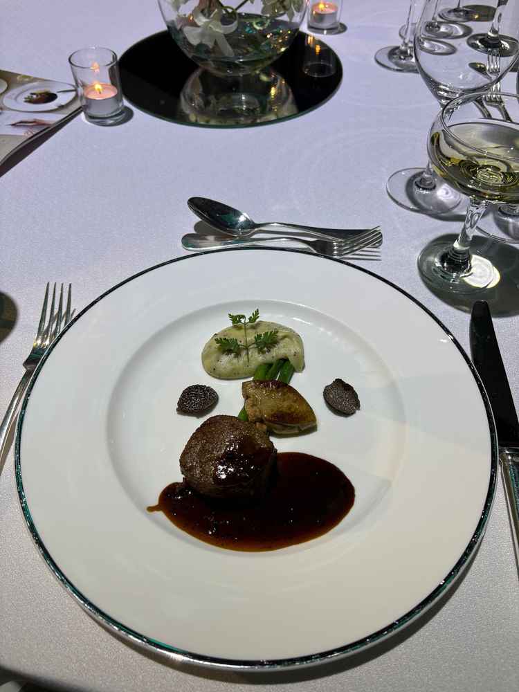 メイン料理。トリュフやフォアグラが沢山使われており豪華で、ゲストの印象にも残ると思った。