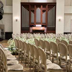 大きなパイプオルガンがとても印象的でした。また長椅子じゃなく1人ひとイスというのもよかったです