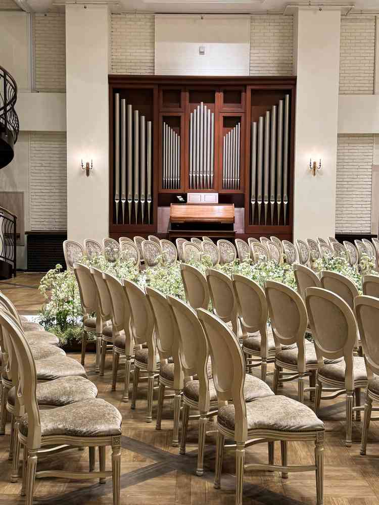 大きなパイプオルガンがとても印象的でした。また長椅子じゃなく1人ひとイスというのもよかったです