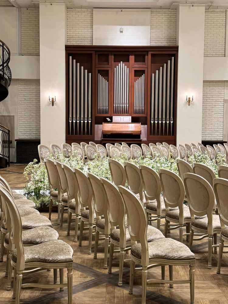 大きなパイプオルガンがとても印象的でした。また長椅子じゃなく1人ひとイスというのもよかったです